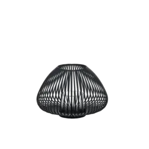 Sort, sfærisk lanterne med tynde, lodrette stænger og indvendig lysestage.