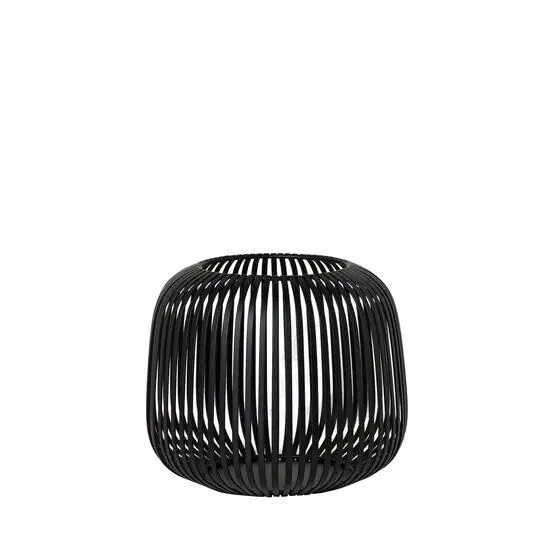 Sort lanterne med lodrette lameller, der skaber et åbent, luftigt design, ideel til stemningslys.