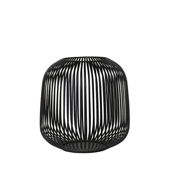 Sort, kugleformet lanterne med lodrette tremmer i et bur-lignende design.
