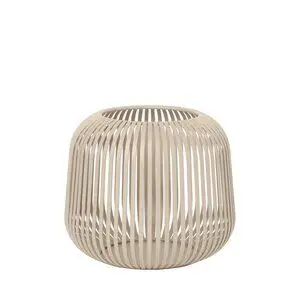 Lanterne med åbent, bur-lignende design og lodrette lameller i en lys tone. Rund form, smal top.