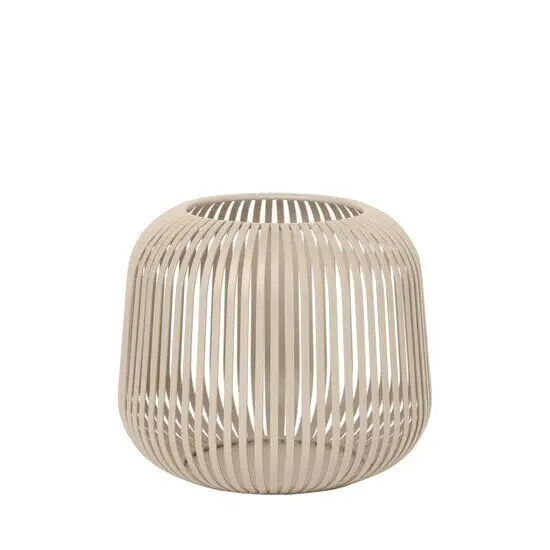 Lanterne med åbent, bur-lignende design og lodrette lameller i en lys tone. Rund form, smal top.