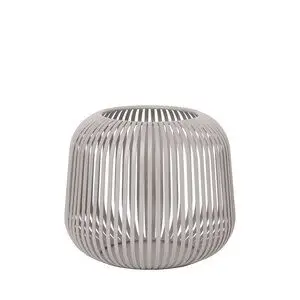 Lanterne med lodrette lameller, kuppelformet design og lys neutral farve.