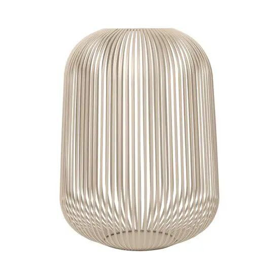 Moderne lanterne med lodrette lameller og åben struktur, enkel og stilren i designet.