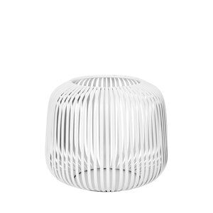 Hvid lanterne med lodrette lameller, der skaber et åbent og luftigt design.