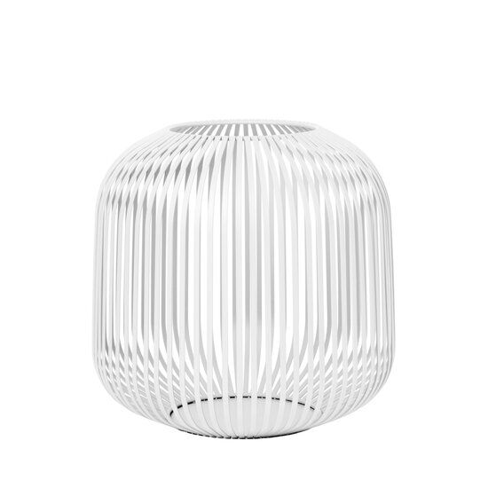 Hvid Blomus Lito lanterne med et åbent, buragtigt design og lodrette slats.
