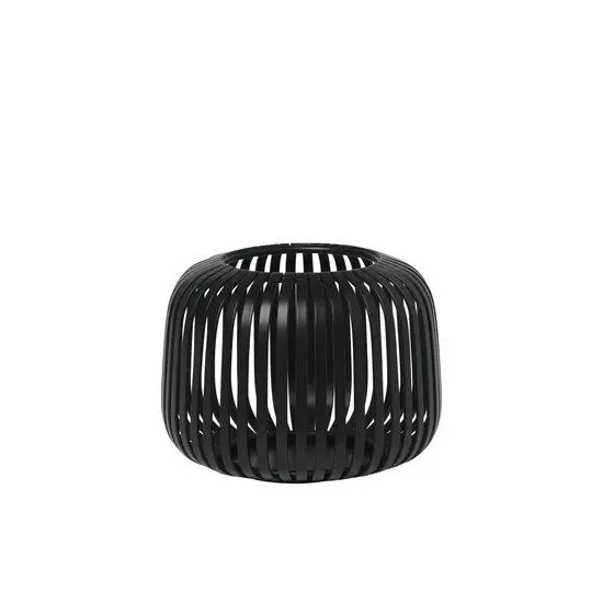 Sort cylinderformet lanterne med lodrette lameller og rundet design.