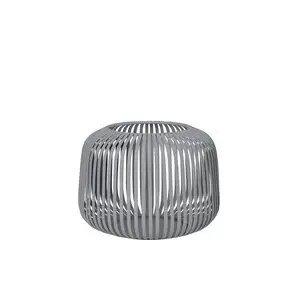 Rund grå lanterne med vertikale lameller og åben top.