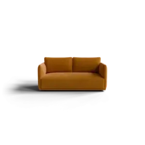 Moderne to-personers sofa i varm nuance med to ryghynder og armstøtter på begge sider.