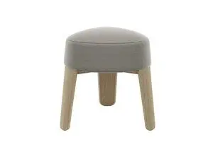 Skammel med taupe stofsæde og tre lyse træben, enkel og minimalistisk stil.