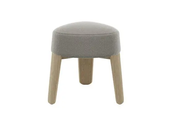 Skammel med taupe stofsæde og tre lyse træben, enkel og minimalistisk stil.