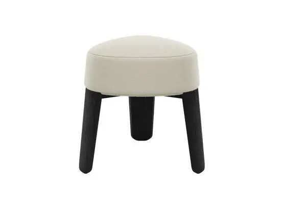 Beige skammel med rundt, polstret sæde og tre mørke træben. Enkel og minimalistisk stil.