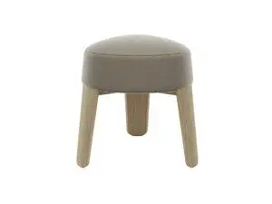 Rund skammel med polstret top i Shitake-farve og fire lyse træben.