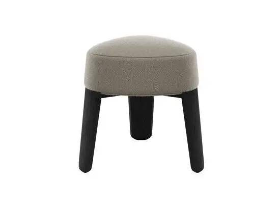 Rund skammel med polstret overflade i neutral farve og tre mørke ben.