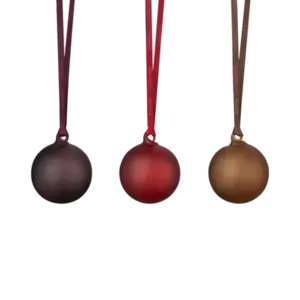 Tre matte julekugler i lilla, rød og brun med matchende bånd til ophæng.