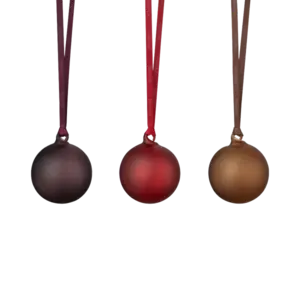 Tre matte julekugler i lilla, rød og brun med matchende bånd til ophæng.