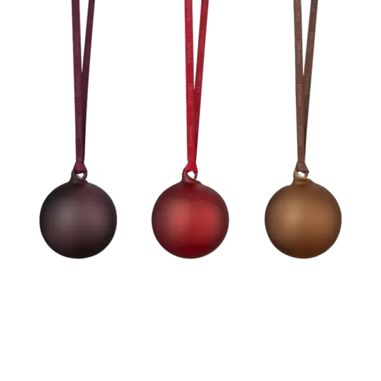 Tre matte julekugler i lilla, rød og brun med matchende bånd til ophæng.