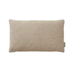 Rektangulært pudeovertræk med tekstureret overflade i neutral beige/sand tone, 30 x 50 cm.
