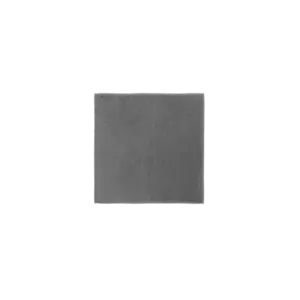 Kvadratisk mørkegrå bademåtte med glat overflade.