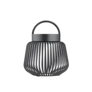 Sort LED-lampe med bur-design og bærehåndtag. Lodrette lameller tillader lysdiffusion.