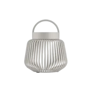 Mobil LED-lampe med lodrette lameller og håndtag, neutral farve, moderne design.