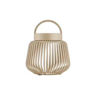Beige, slatted LED-lampe med rund hank, designet til mobil brug.