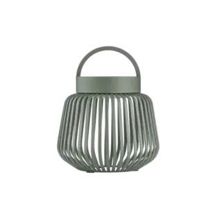 Agavegrøn, kurvet LED-lampe med lodrette lameller og håndtag på toppen.