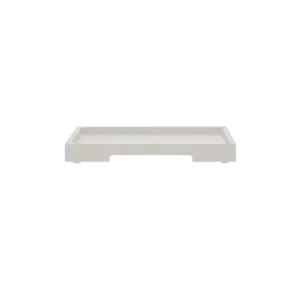 Rektangulær bakke med hævede kanter, minimalistisk design i lys farve, set fra siden.