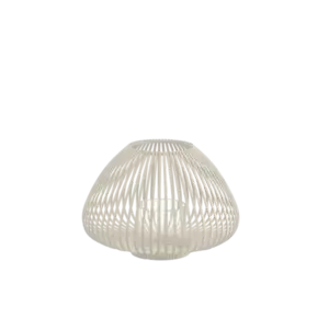 Rund, vævet lanterne med synlig lyskilde, bulbus form og lys farve, sandsynligvis hvid.