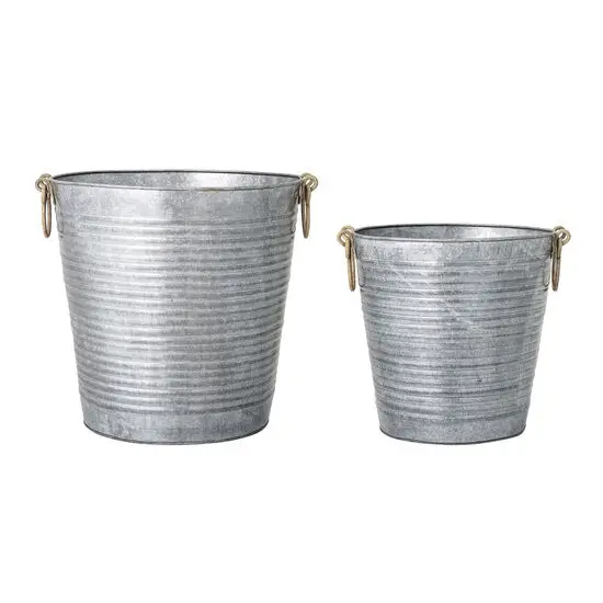 To grå metalurtepotter med ribbet tekstur og sidehåndtag til nem transport.