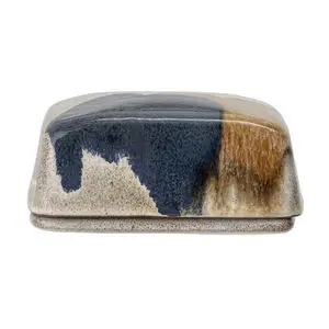 Rektangulær smørboks med låg, flerfarvet glasur i blå, brun og beige. Glat, blank overflade.