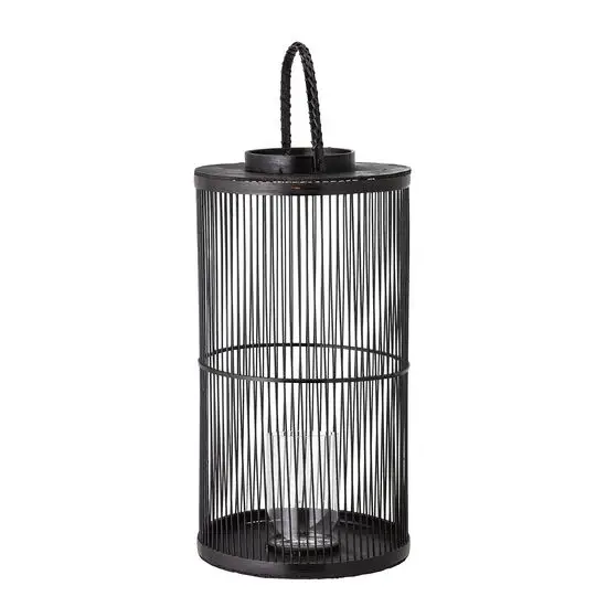 Sort lanterne med lodrette lameller, håndtag og glasbeholder indeni.