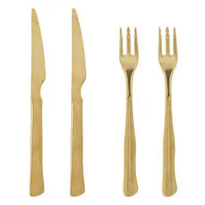 Sæt af fire guldbestik: to knive og to gafler med moderne, elegant design i rustfrit stål.