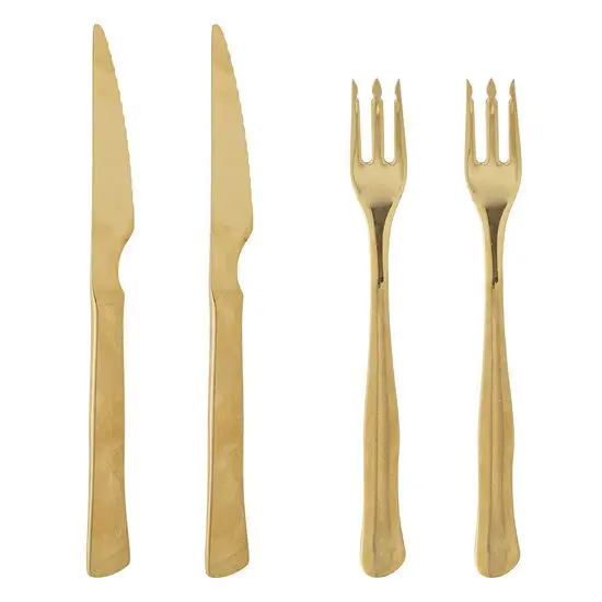 Sæt af fire guldbestik: to knive og to gafler med moderne, elegant design i rustfrit stål.