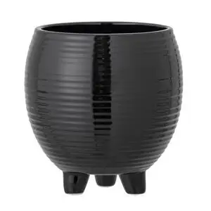Sort keramisk urtepotte med skinnende glasur, rillet design og tre små ben til støtte.