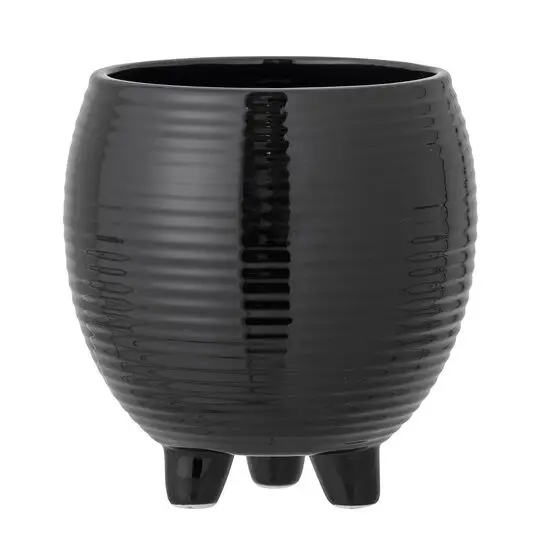 Sort keramisk urtepotte med skinnende glasur, rillet design og tre små ben til støtte.