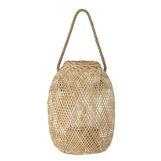 Woven bambuslanterne med krydsmønster og glasindsats, naturfarvet, med håndtag til ophængning.