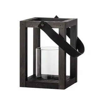 Sort lanterne med åben ramme, cylinderformet glasindsats og sort håndtag til bæring eller ophæng.