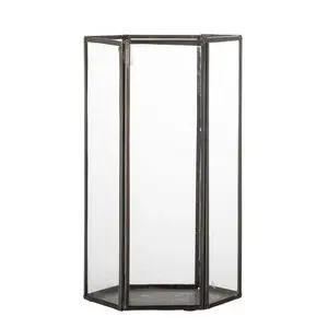 Sekskantet lanterne i glas og kobber med minimalistisk design. Høj og slank form.