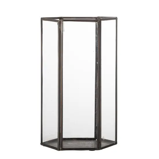 Sekskantet lanterne i glas og kobber med minimalistisk design. Høj og slank form.