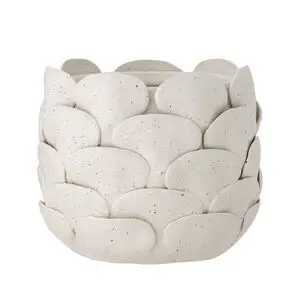 Urtepotteskjuler med tekstureret, lagdelt design, plettet off-white farve, afrundet form, bølget kant.