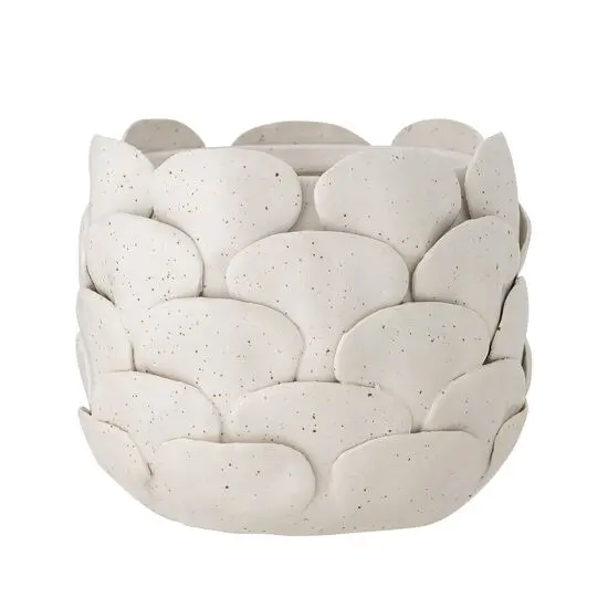 Urtepotteskjuler med tekstureret, lagdelt design, plettet off-white farve, afrundet form, bølget kant.