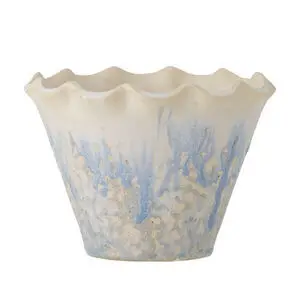 Blomsterpotte med bølgede kanter, blå-beige nuancer og organisk tekstureret overflade.