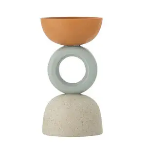 Geometrisk lysestage i orange, lysegrå og beige med skålformet top og halvkugleformet base.