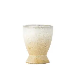 Æggebæger med hvid til lys brun farve, glat tekstur, rund form, bred top, smal fod.