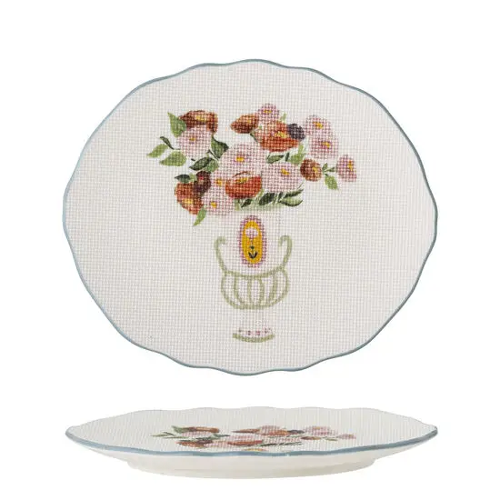 Tallerken med scallop-kant, lys blå trim og blomsterdesign i pink og brun, med grønne blade.