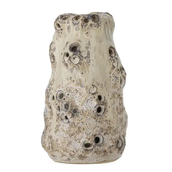 Vase med organisk form, ujævn overflade, små huller og bobler i beige og grå nuancer.