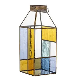 Geometrisk lanterne med farvede glaspaneler i metalramme, har håndtag og dør til lys.