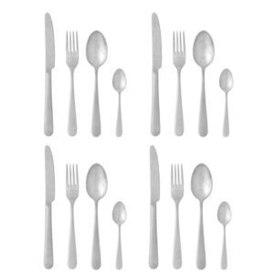 Fire sæt bestik i sølv, hver med kniv, gaffel, spiseske og teske, arrangeret i en firkant.