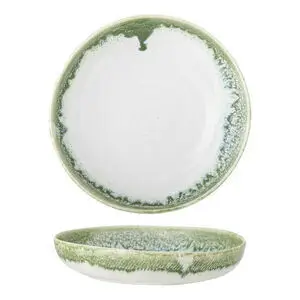 Rundt stentøjsfad i grøn og hvid med dekorativt grønt mønster langs kanten, lav dybde.