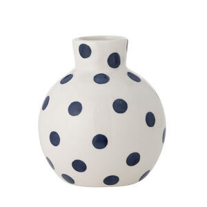 Rund vase med smal hals, hvid med marineblå prikker, keramisk materiale.